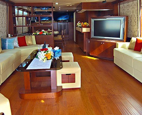 boats-rental-dubai-Majesty-101-majesty88-4