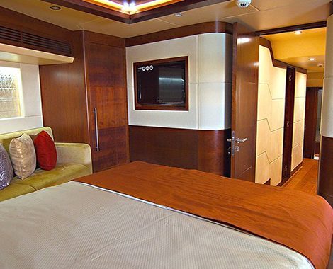 boats-rental-dubai-Majesty-101-majesty88-5